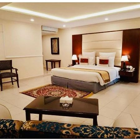 Hotel New Mid City Multan Bagian luar foto