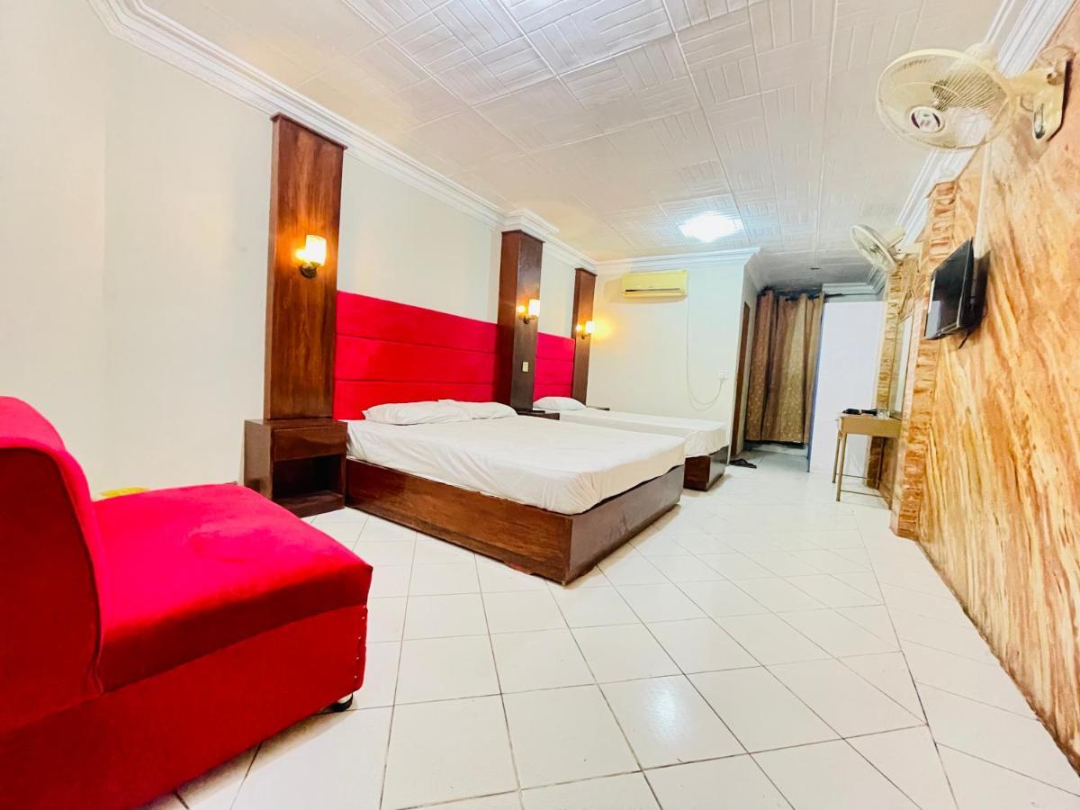Hotel New Mid City Multan Bagian luar foto