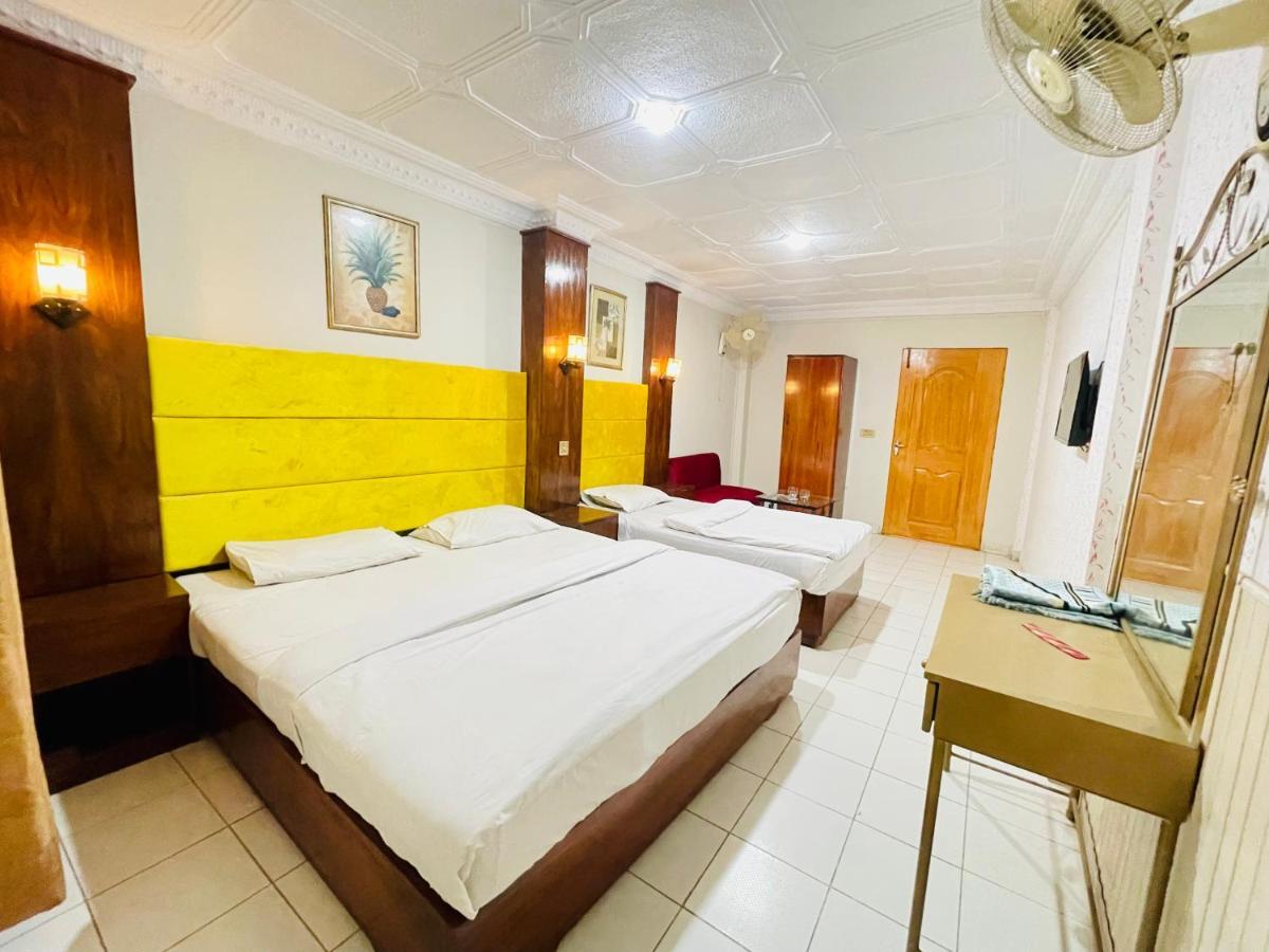 Hotel New Mid City Multan Bagian luar foto