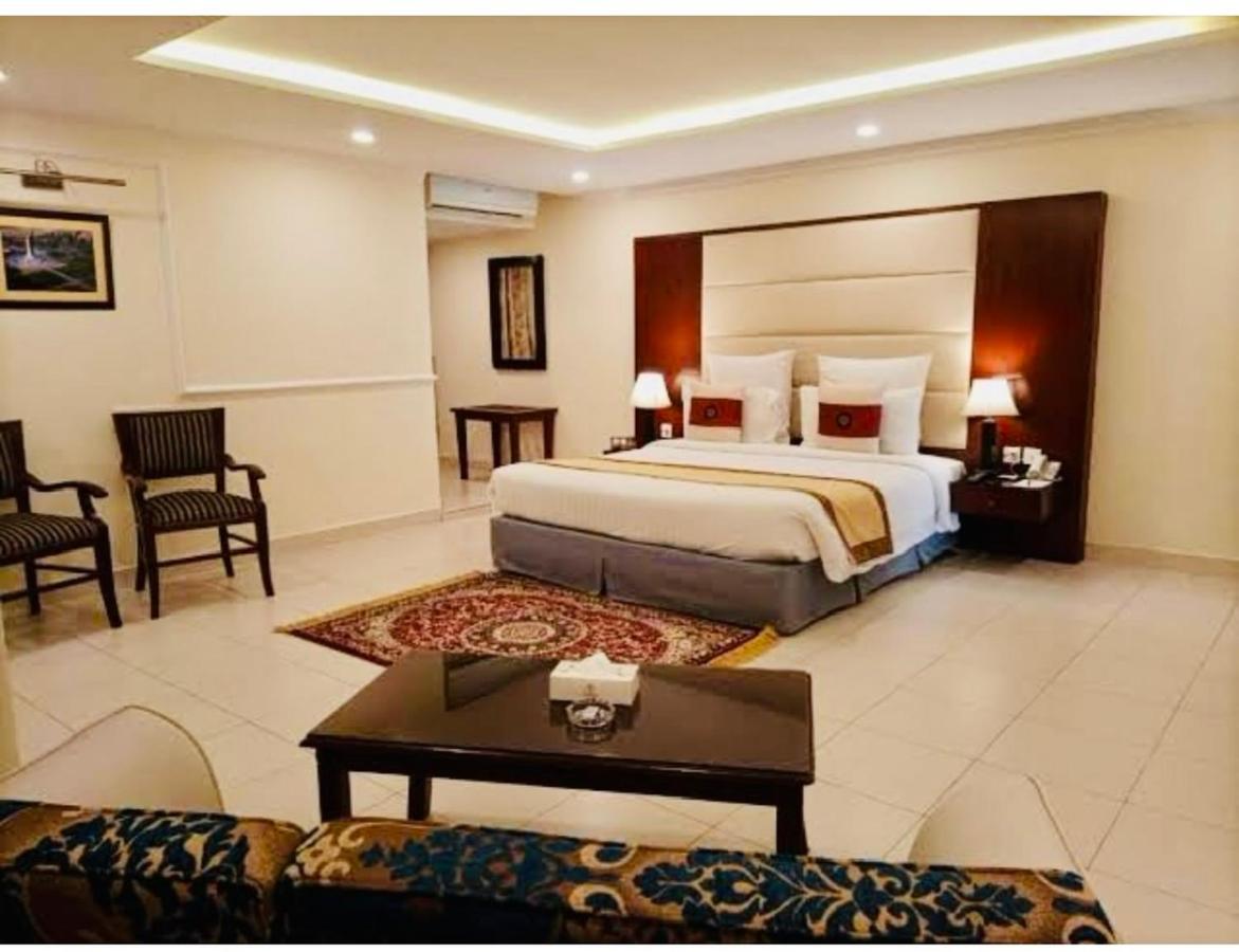 Hotel New Mid City Multan Bagian luar foto
